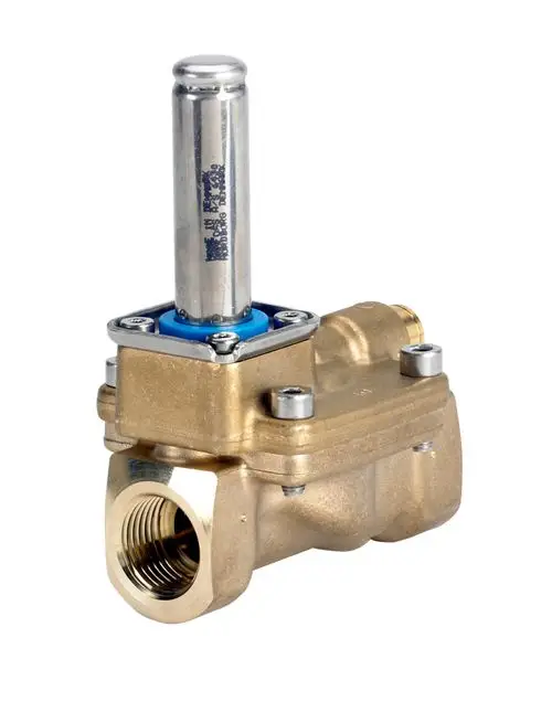 Magnetventil von Danfoss mit Metallkomponenten und einem zylindrischen Element oben, Anschlussöffnung für Rohrleitung im unteren Bereich.